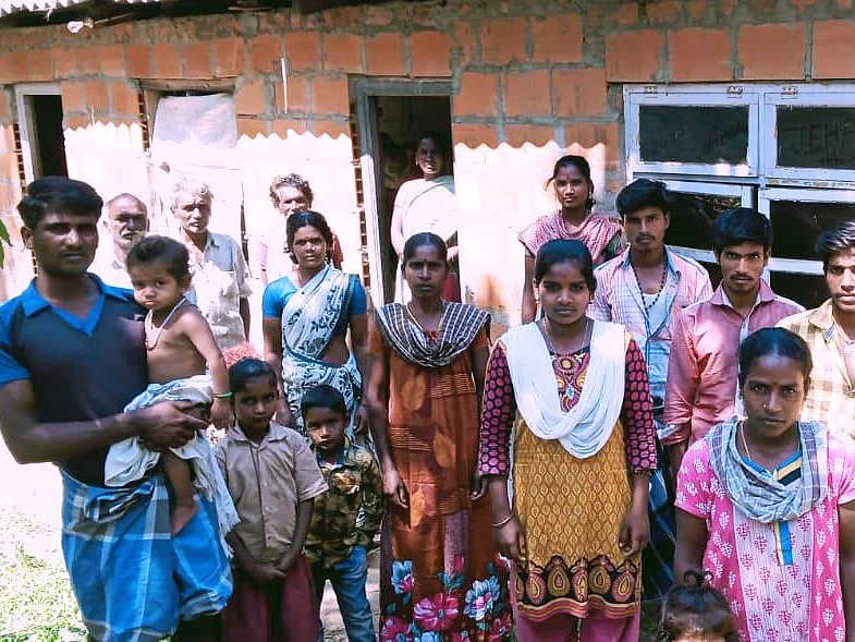 `ஹாஸ்டல் மூடிட்டாங்களாம்.. பசங்க தனியா இருக்குதுங்க!’ -கர்நாடகாவில் தவிக்கும் ஜவ்வாதுமலைவாழ் மக்கள்