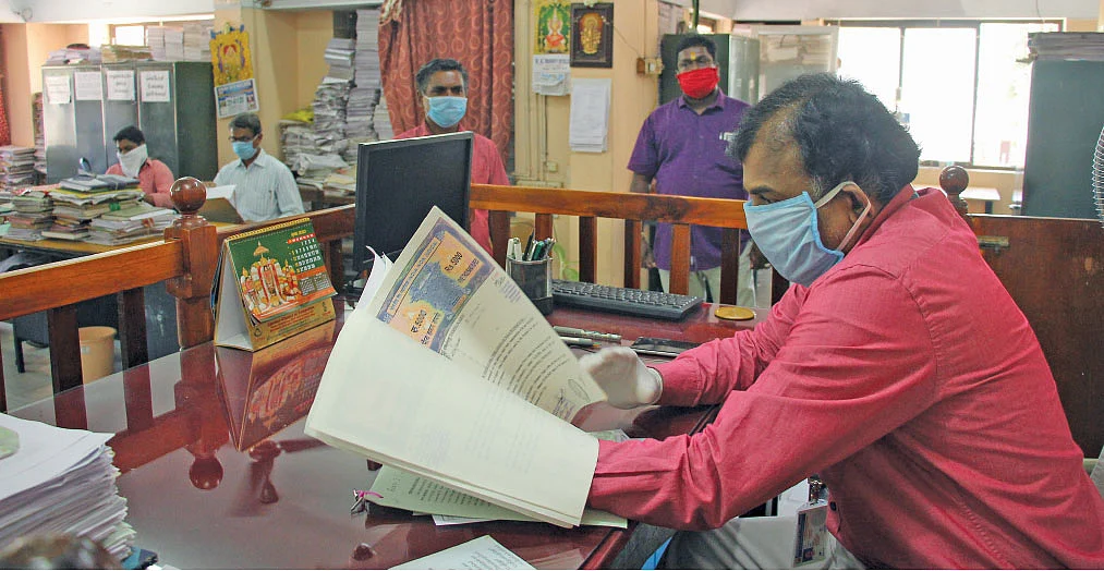 பதிவுத்துறை அலுவலகத்தில்