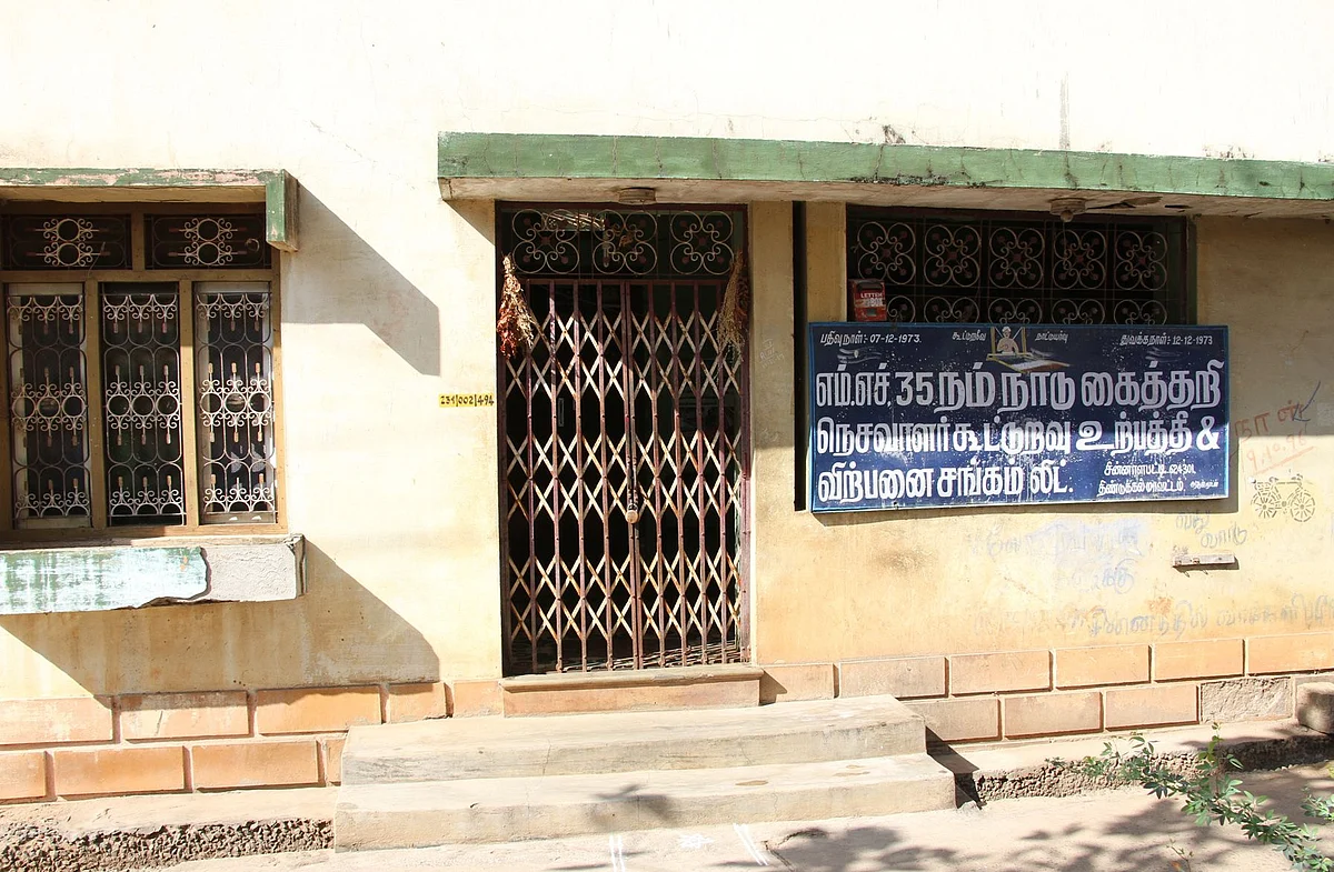 பூட்டியிருக்கும் நெசவாளர் சங்கம்