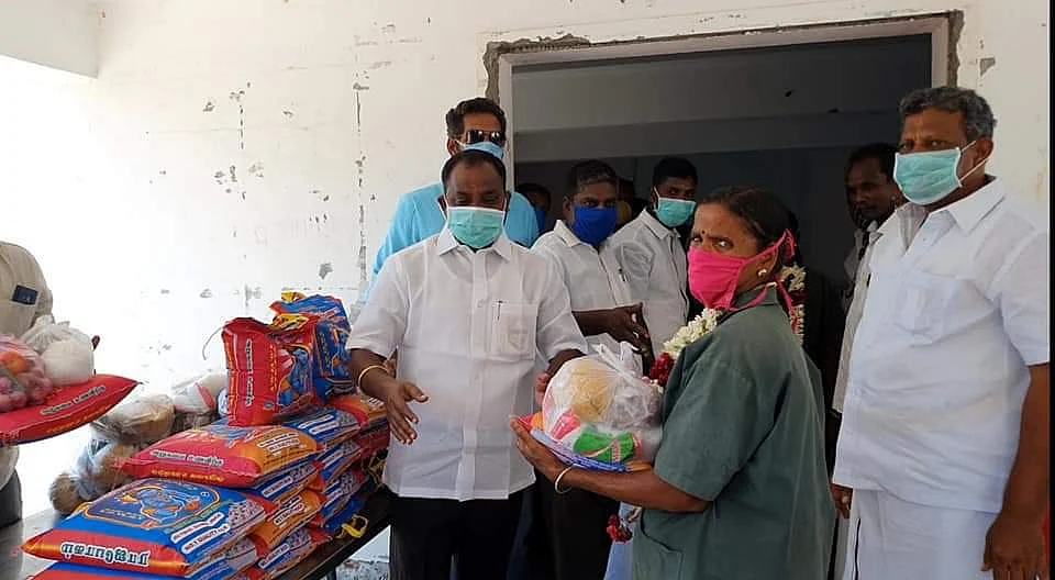 ’நீங்கள்தான் நிஜ ஹீரோக்கள்' -தூய்மைப் பணியாளர்களைக் கௌரவப்படுத்திய தி.மு.க பிரமுகர்