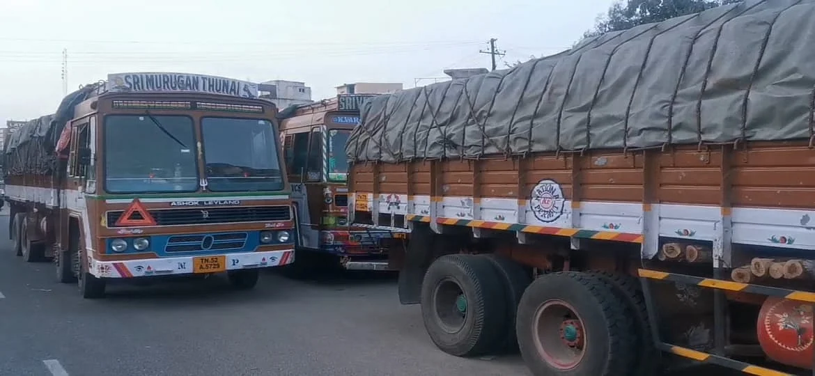 பீர் பாட்டில்களோடு நிறுத்தி வைக்கப்பட்டிருக்கும் லாரிகள்