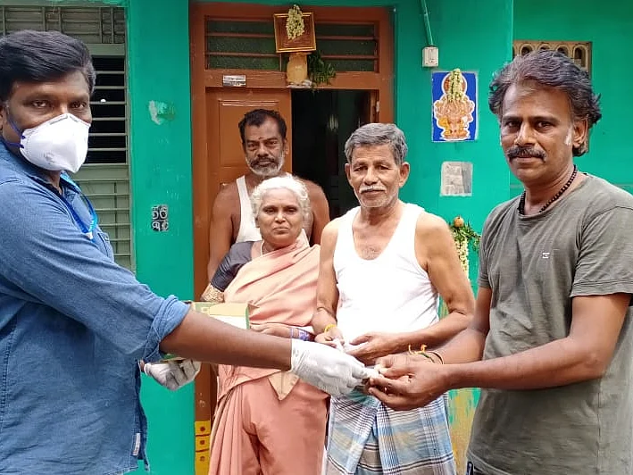 `நோய் எதிர்ப்பு சக்தி; வீடுதேடிச் சென்று சேவை!’ - நெகிழவைக்கும் சேலம் மருத்துவரின் பணி