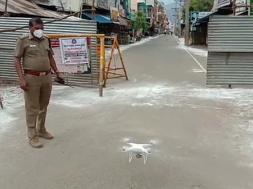 `தேனி நகரில் 2 பேருக்குக் கொரோனா தொற்று!’ - ட்ரோன் மூலம் கண்காணிப்பில் ஈடுபட்ட தேனி போலீஸார்
