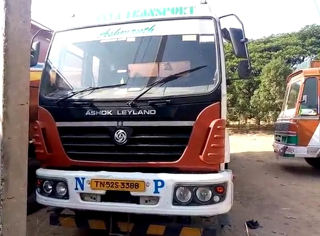 லாரிகள்