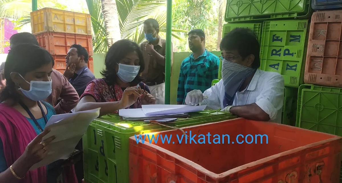 மீன்களை ஆய்வு செய்யும் அதிகாரிகள்
