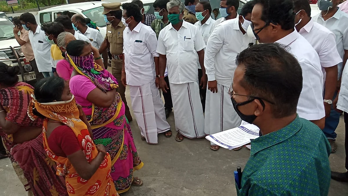 எம்.ஆர்.விஜயபாஸ்கரிடம் புகார் சொல்லும் மக்கள்