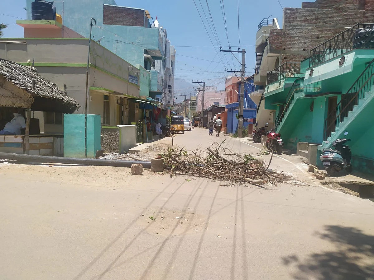 கட்டையால் அடைக்கப்பட்டுள்ள தெரு
