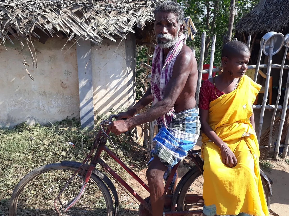 `அன்புக்கு முன்னால 130 கி.மீ தூரம் ஒண்ணும் பெருசில்லை!’ - மனைவிக்காக உருகும் கணவன்