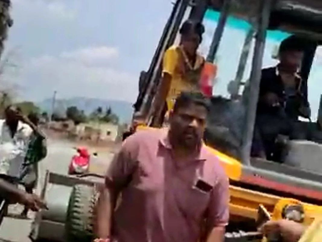 `நான் உட்கார்ந்த இடம் உனக்கு கேக்குதா?'- சேலம் ஊராட்சித் தலைவிக்கு மன்ற உறுப்பினரால் நேர்ந்த கொடுமை