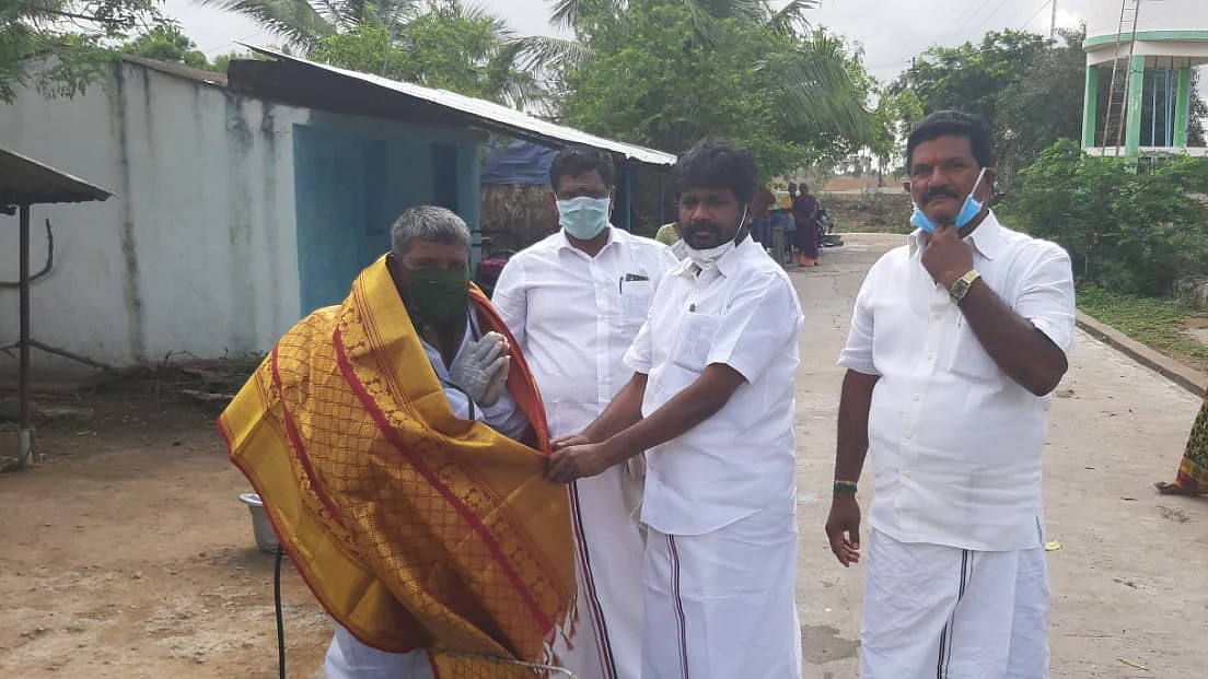 தூய்மைப் பணியாளரை நேரில் சந்தித்துப் பாராட்டிய எம்.எல்.ஏ