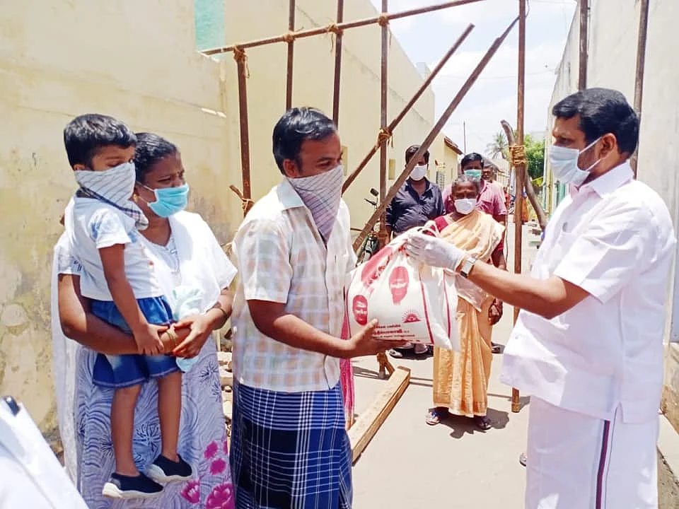 உதவிகள் வழங்கும் செந்தில் பாலாஜி
