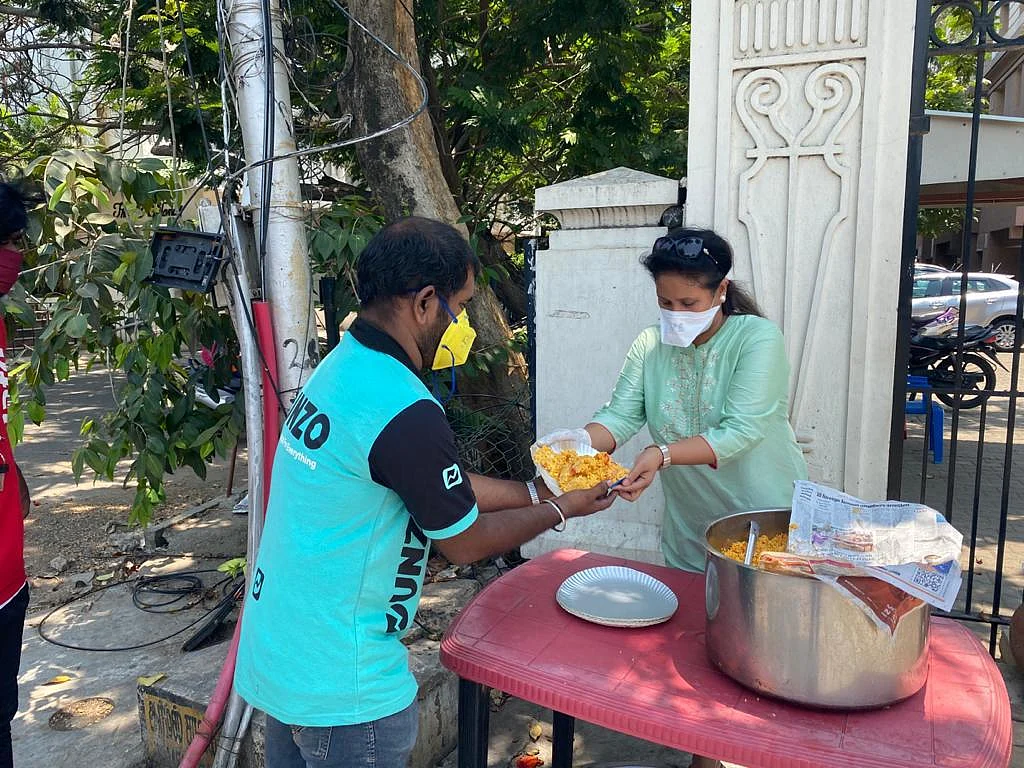 உணவு வழங்கும் மது சரண்