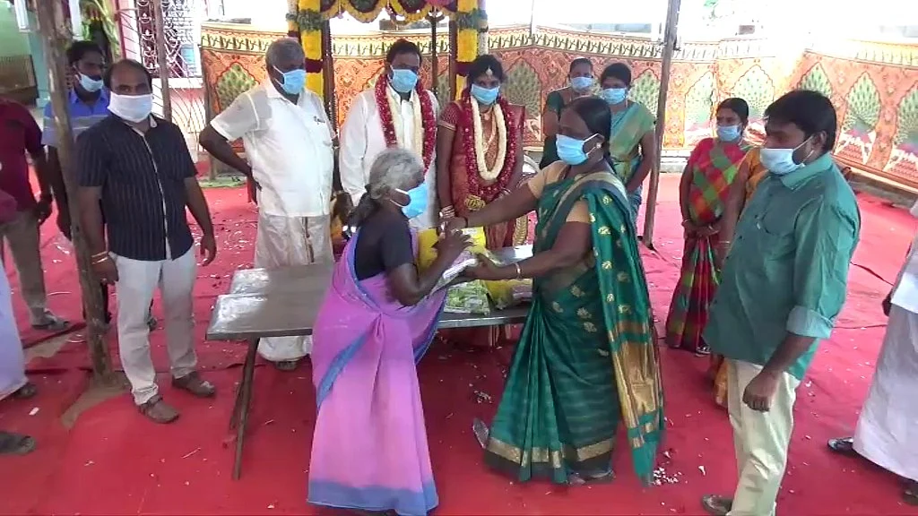தொகுப்பு பை வழங்கும் தாசில்தார் ராஜலெட்சுமி