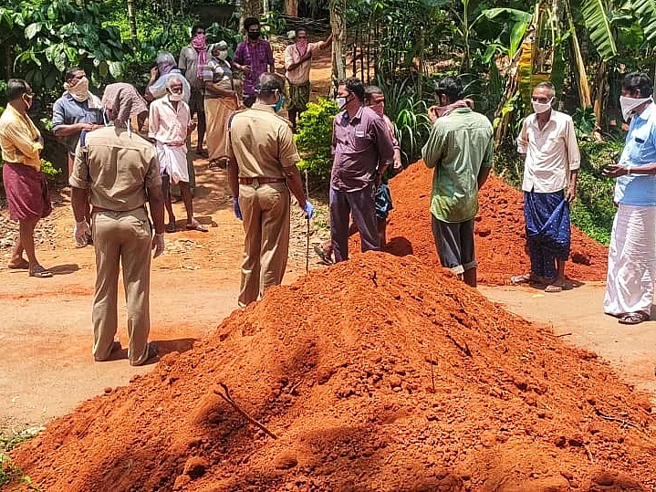 `சாலையில் மண்ணைக்கொட்டி அத்துமீறிய கேரளா!' - முற்றுகைப் போராட்டத்தில் இறங்கிய இரு மாநில மக்கள்