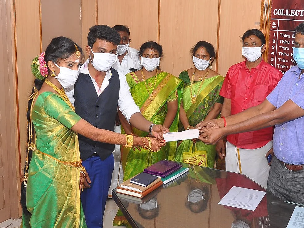 `திருமணச் செலவில் சேமித்த தொகை இது..!' - விருதுநகர் கலெக்டருக்கு ஆச்சர்யம் அளித்த மணமக்கள்
