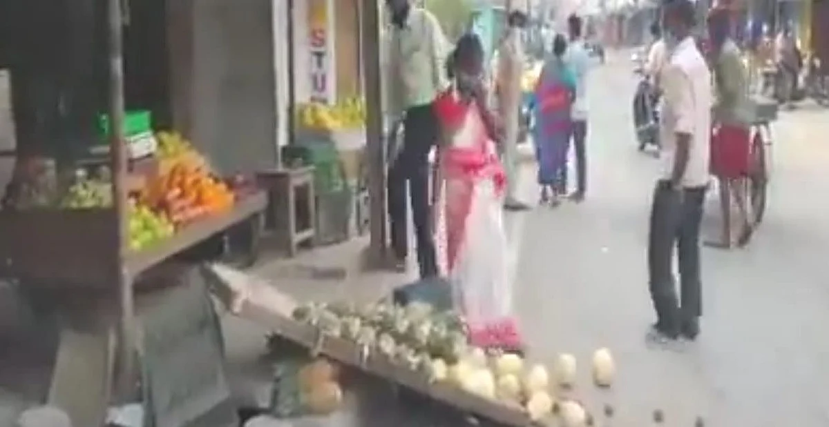 கீழே சாய்த்துவிடப்பட்ட பழங்கள்