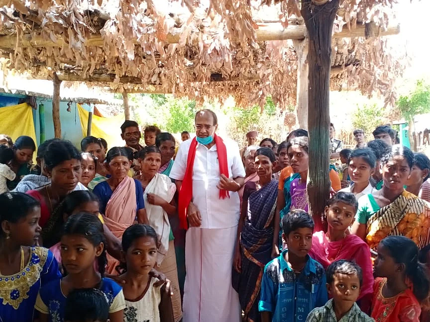 `செங்கோட்டையன் வந்து போயிருந்தா இப்படி இருக்குமா?'- பழங்குடிகளின் நிலையால் கலங்கிய சுப்பராயன் எம்.பி