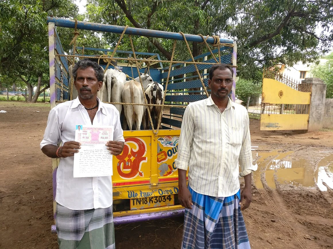 நாட்டு மாடுகளை தானமாகப் பெற்றுச் செல்கின்றனர்