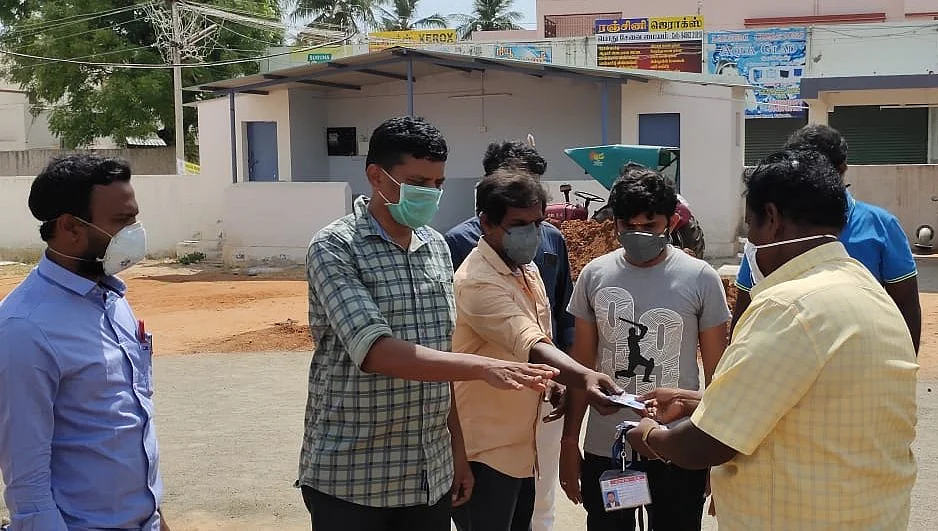 தாசில்தாரிடம் ஒப்படைக்கப்பட்ட ஐ.டி கார்டுகள்