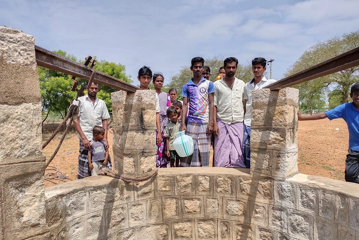 கிணற்றின் அருகில் மக்கள்