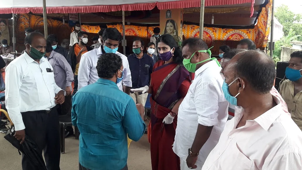 அதிகாரிகளிடம்
வாக்குவாதம் செய்யும் விஜயதரணி