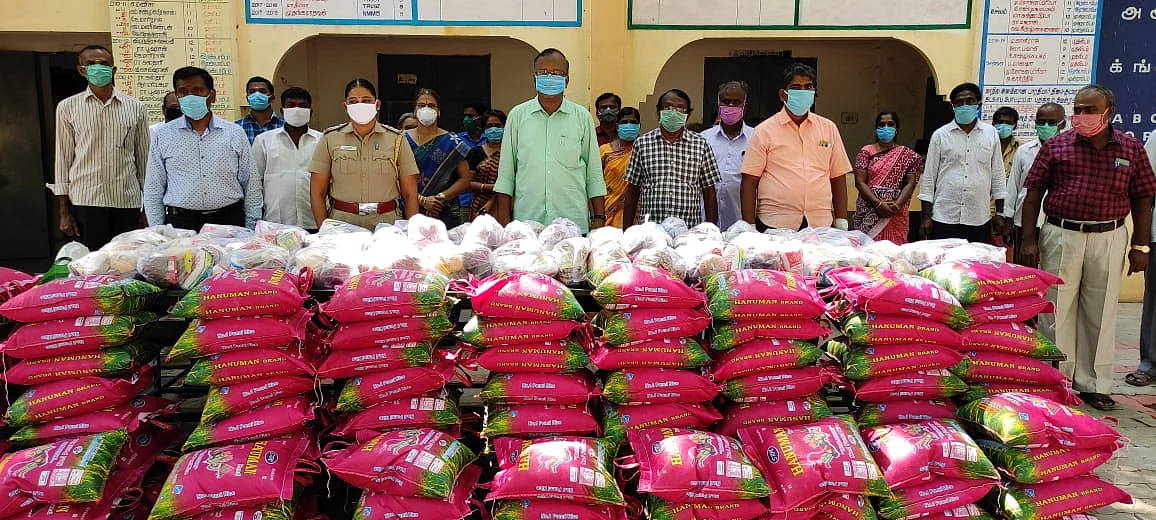 நிவாரணப் பொருள்களுடன் பள்ளி ஆசிரியர்கள்