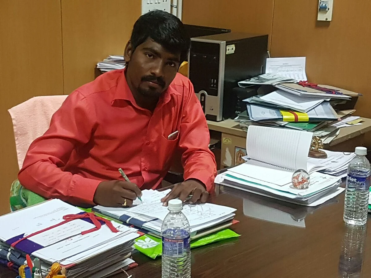 மோசடி செய்து சிக்கிக்கொண்ட போலி அதிகாரி நாவப்பன்