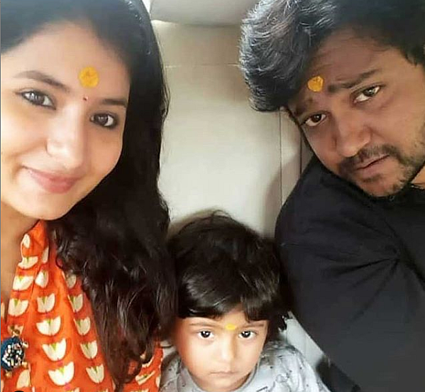 பாபி சிம்ஹா குடும்பத்துடன்