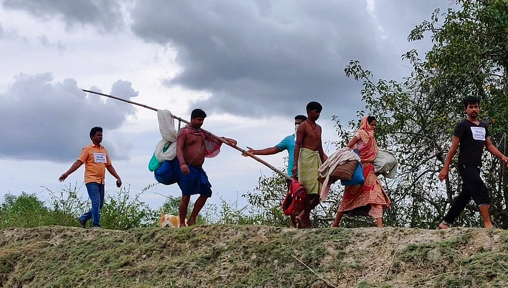 பாதுகாப்பான இடத்துக்குச் செல்லும் மக்கள்