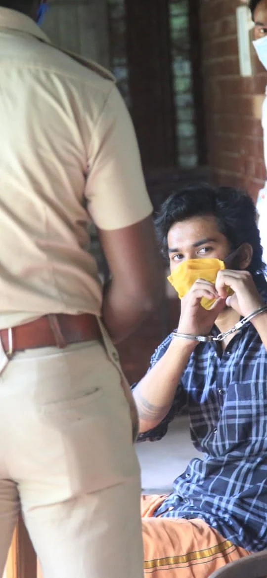 கைவிலங்குடன் ஹர்ட் சிம்பல் காட்டும் சுஜி