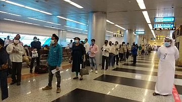 அமீரகத்திலிருந்து இந்தியா திரும்பும் மக்கள்