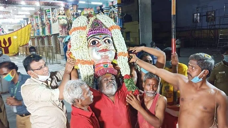 கோயிலுக்குள் வலம்வந்த அம்மனின் சிரசு