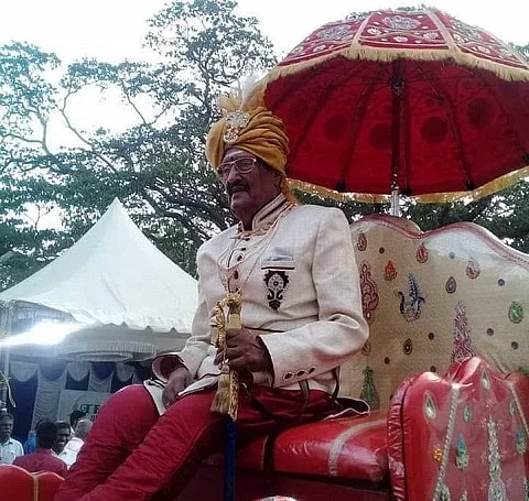 அரசரின் உடையில் பொதுமக்களுக்கு காட்சி