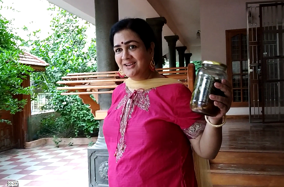 ஊசி மிளகாய் ஊறுகாய் உடன் ஊர்வசி