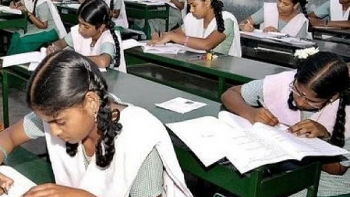 தேர்வெழுதும் மாணவிகள்