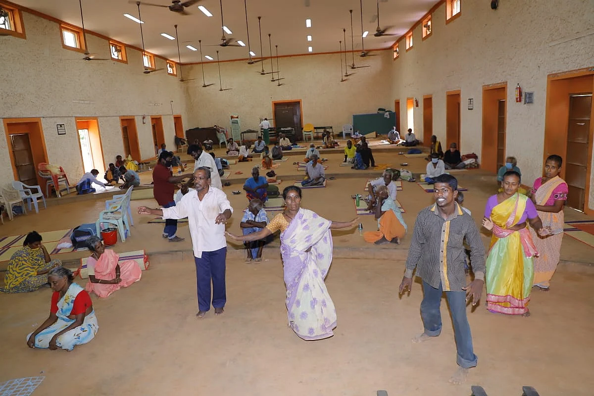 முகாமில் நடனமாடும்