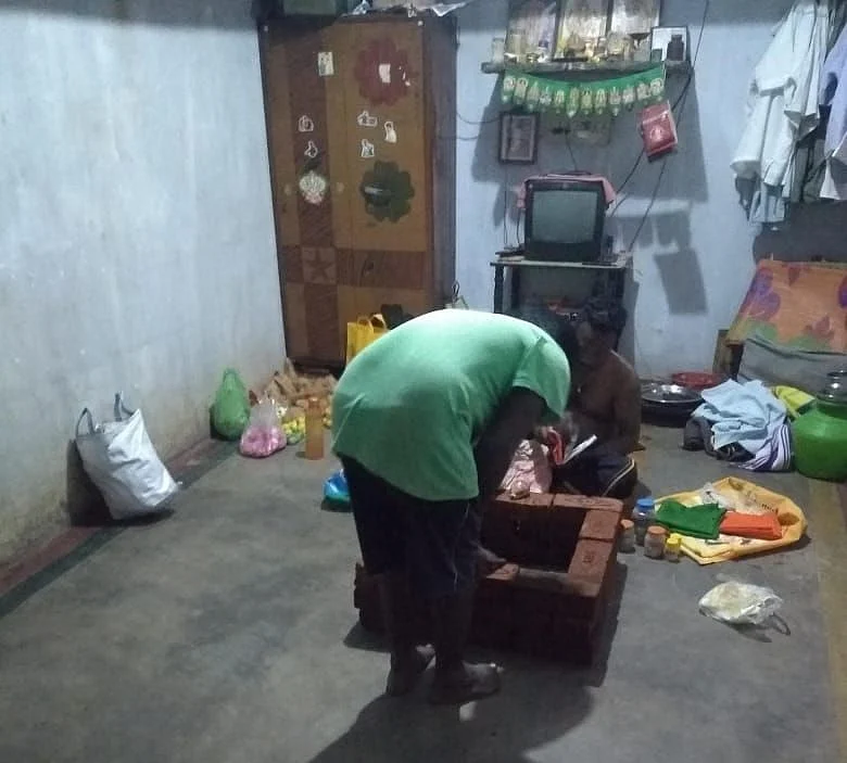 பூஜை செய்யும் மந்திரவாதி முருகன்