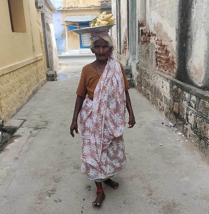 வாழைப்பழம் வியாபாரம் பார்க்கும் காமாட்சி பாட்டி
