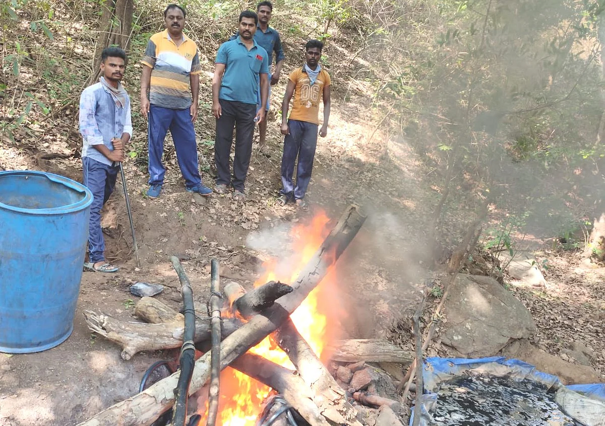 சாராய ஊறல்களையும் பொருள்களையும் அழித்த போலீஸார்