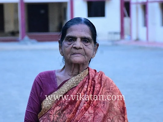 `சாகுறதுக்குள்ள மகனை ஒரு தடவைப் பார்த்துடணும்' - வீட்டை விற்று வெளிநாடு அனுப்பிய கோமதி பாட்டியின் ஏக்கம்!
