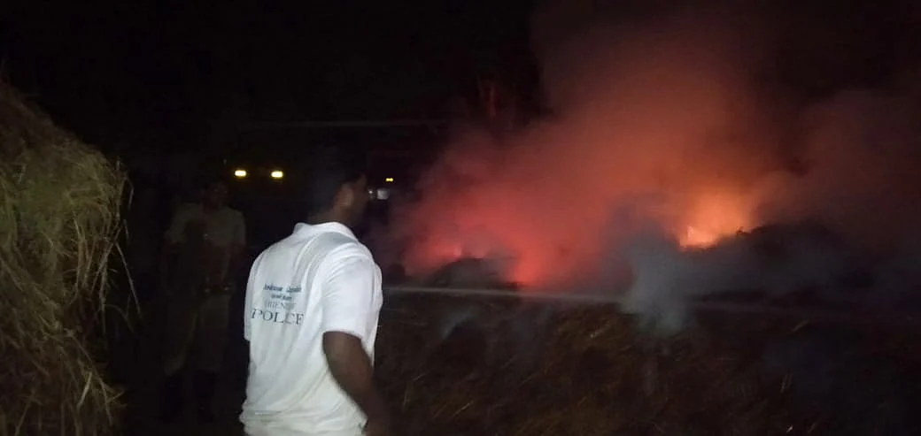 தீயை அணைக்கும் இளைஞர்கள்