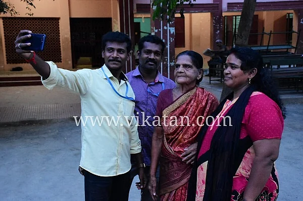தன்னார்வலர்களுடன் செல்ஃபி