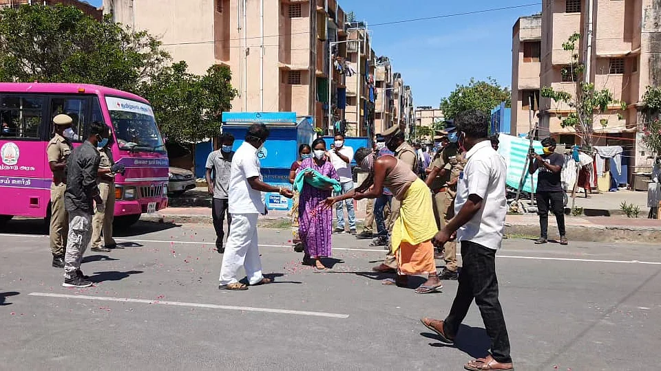 கொரோனாவிலிருந்து மீண்ட பெண்ணுக்கு மலர் தூவி வரவேற்பு