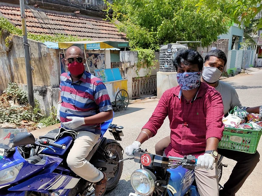 `என் குழந்தையைத் தூக்கி 45 நாளாச்சு!' கொரோனா சூழலிலும் மனிதம் பரப்பும் தன்னார்வலர்கள்!