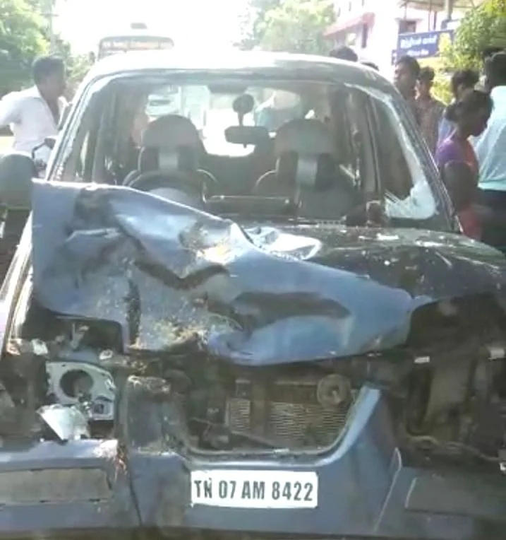 சேதமடைந்த கார்