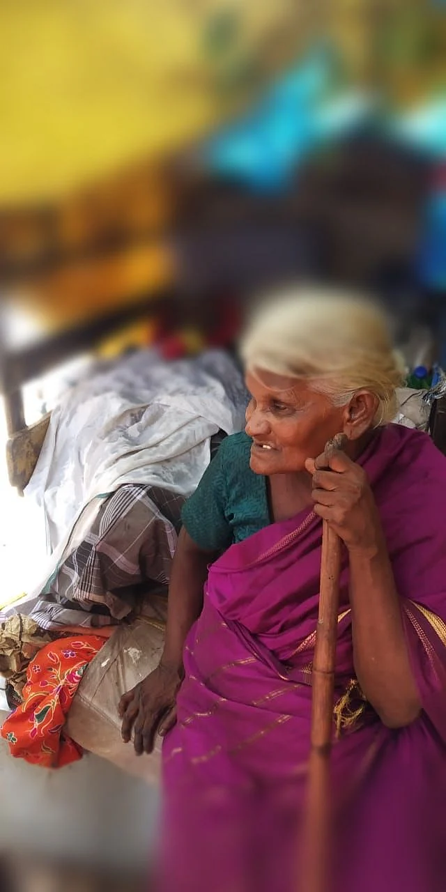 ``என் கணவர் இறந்துவிட்டார், அய்யா உதவி செய்யுங்கள்"- கண் தெரியாத சென்னை மூதாட்டியின் கண்ணீர்க் கதை