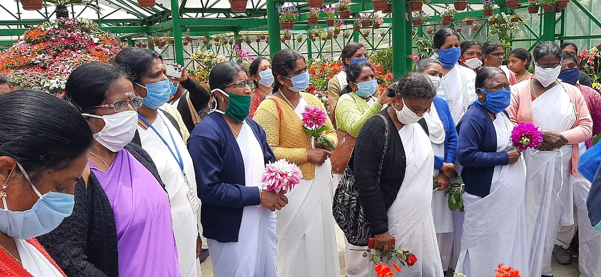 பூங்காவை கண்டுரசிக்கும் மருத்துவப் பணியாளர்கள்