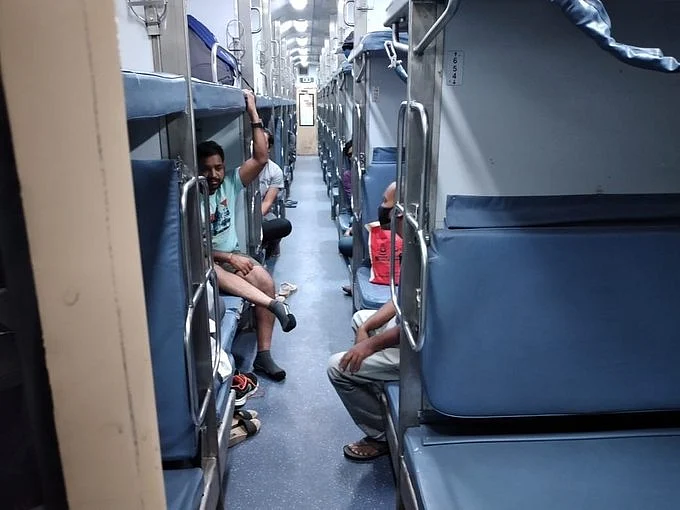 `கட்டண க்வாரன்டீன்; டெல்லிக்கே திரும்பிய சோகம்!’ - ரயில் பயணிகளுக்கு அதிர்ச்சி கொடுத்த பெங்களூரு