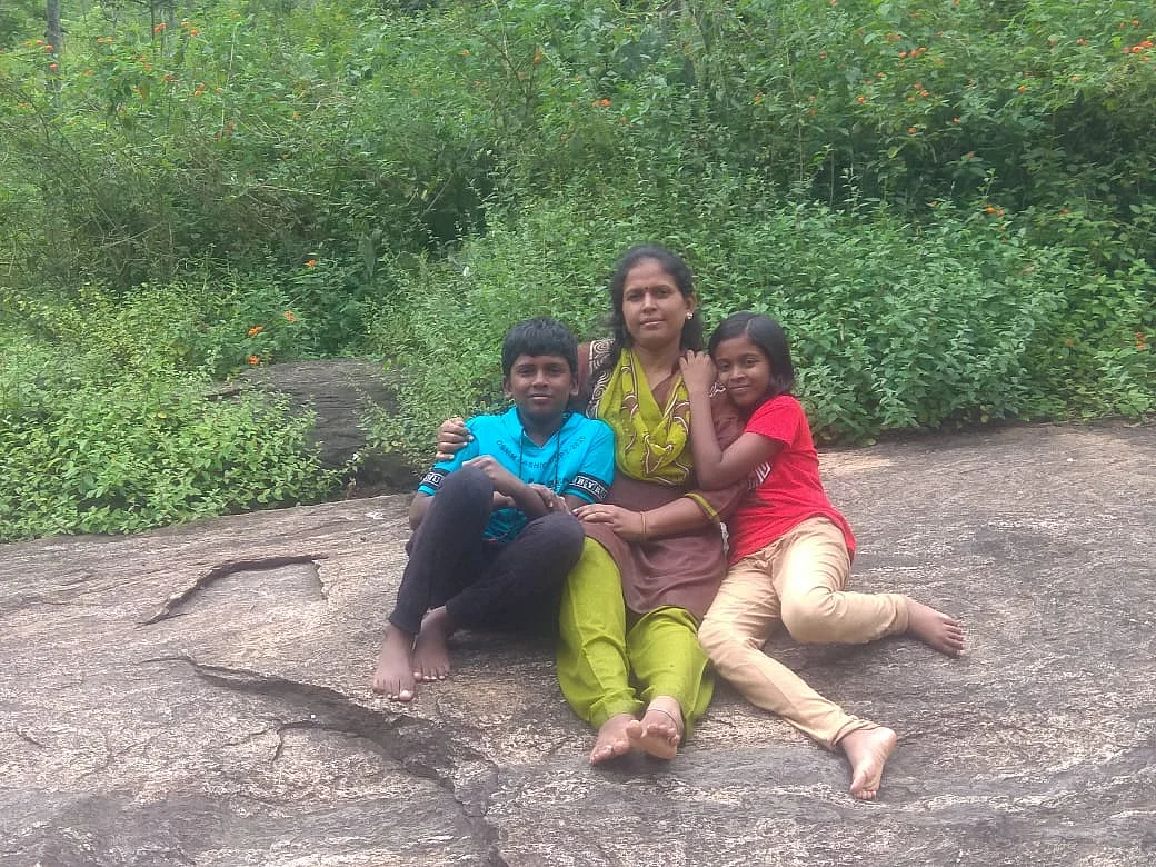 குழந்தைகளுடன் செவிலியர் காளியம்மாள்