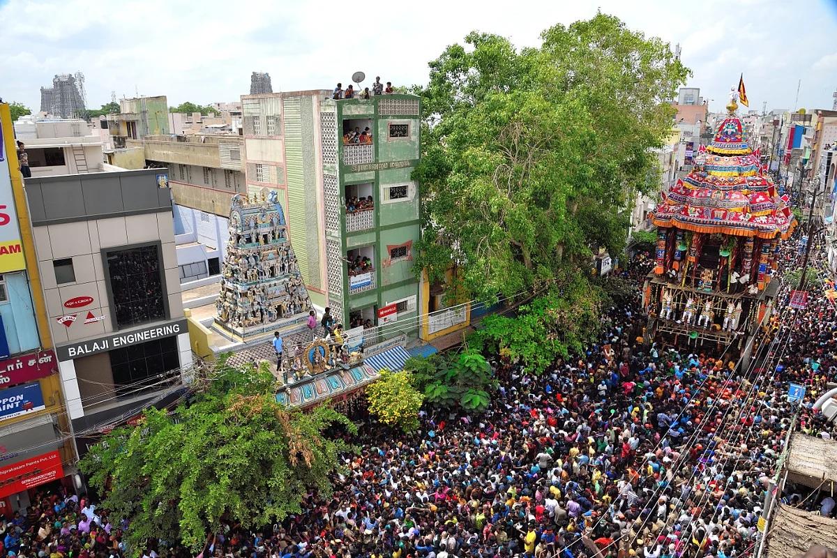 ``திருவிழாவுல `வராரு அழகர்' பாட்டுப் போட்டுட்டா... ஆத்தி ஆட்டம் அடங்காதுய்யா!" - மதுரக்காரன் மனசு